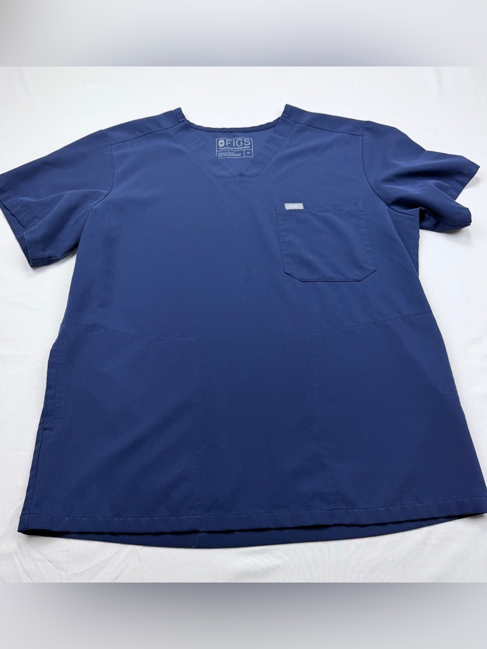 FIGS Men's Leon Three-Pocket Scrub Top Navy